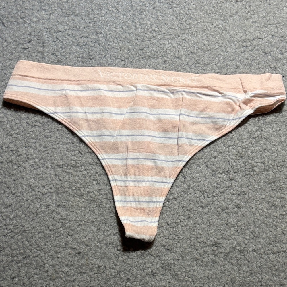 VS Seamless Thong Large